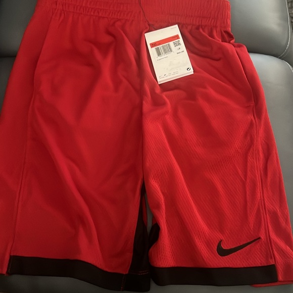 NWT BOYS NIKE DRIFIT SHORTS (LARGE) - Picture 2 of 4